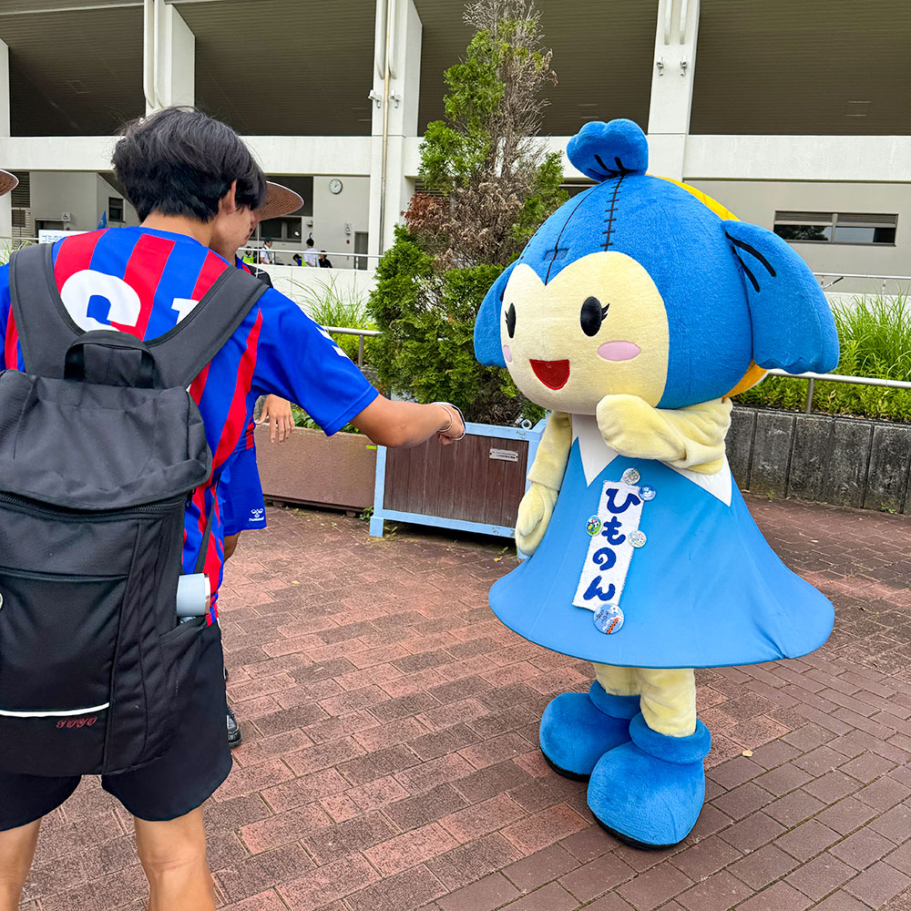 勝利に喜ぶ学生とグータッチひも