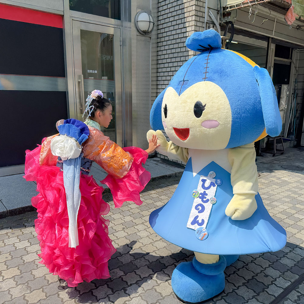 よさこいチームの女の子とハイタッチ！
